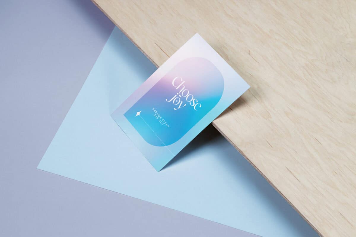 Wunderschöne Postkarte mit inspirierendem Spruch auf pastellfarbenem Hintergrund.