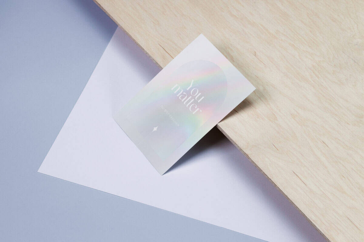 Wunderwerk by Luisa Postkarten-Set mit holographischem Design auf Holz- und Papierrückseiten.