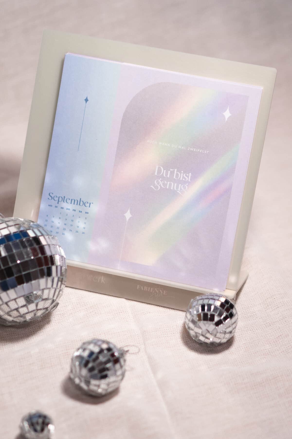 Wunderwerk by Luisa Postkartenkalender mit Regenbogen-Design und Disco-Kugeln.
