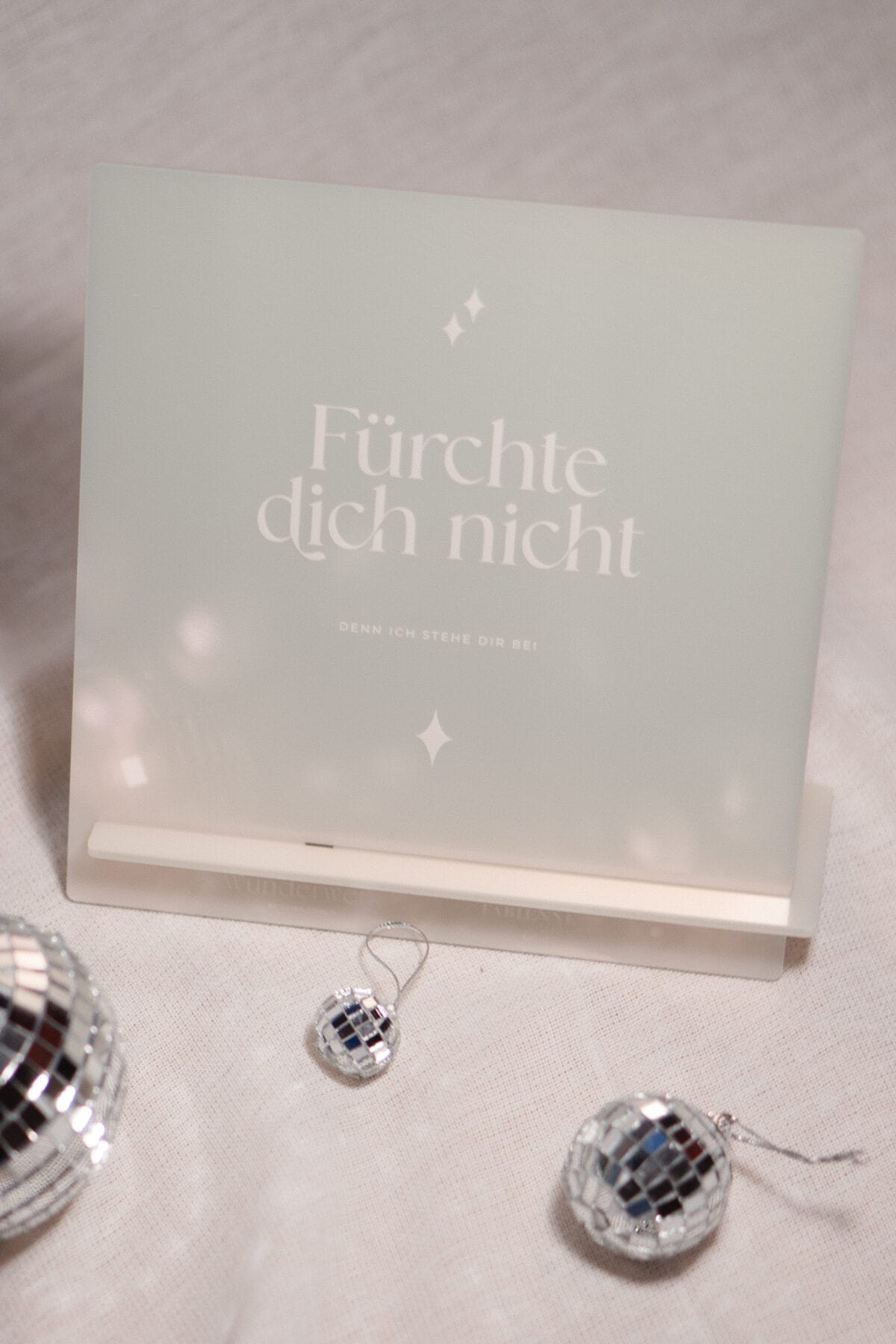 Motivierendes Zitat auf hellgrauem Hintergrund, 'Fürchte dich nicht'.