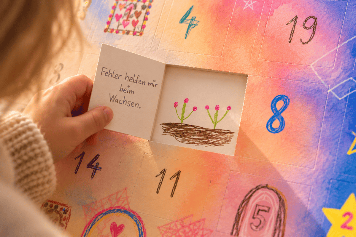 Kind öffnet Adventskalender mit handgemachtem Bild und Spruch.